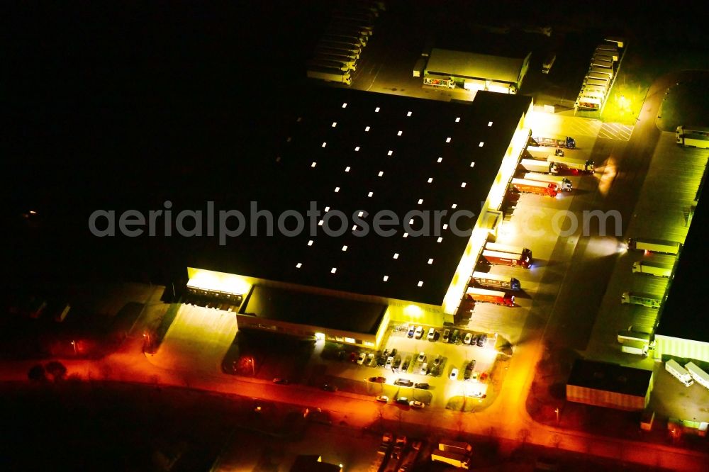 Aerial photograph at night Groß Kreutz (Havel) - Night lighting building complex and grounds of the logistics center of Frucht Express GmbH and of Werof Frucht GmbH Am Frucht- and Frachthof in Gross Kreutz (Havel) in the state Brandenburg, Germany