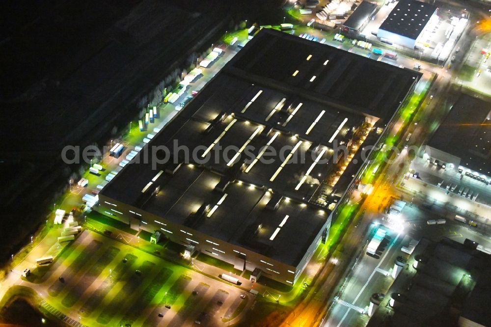 Aerial photograph at night Hamburg - Night lighting building complex and grounds of the logistics center of H&M Hennes & Mauritz Logistik AB & Co. KG on Rungedonm in Hamburg, Germany