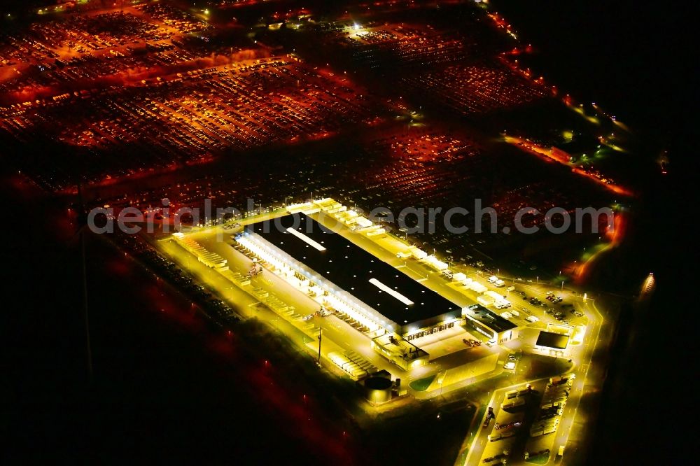 Aerial photograph at night Etzin - Night lighting building complex and grounds of the logistics center of Hermes Germany GmbH in Etzin in the state Brandenburg, Germany