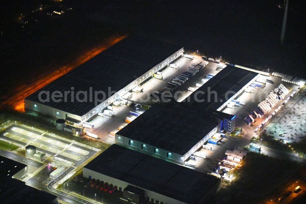 Aerial photograph at night Hamburg - Night lighting building complex and grounds of the logistics center of Kuehne + Nagel (AG & Co.) KG Beim Schroeofschen Hof in Hamburg, Germany