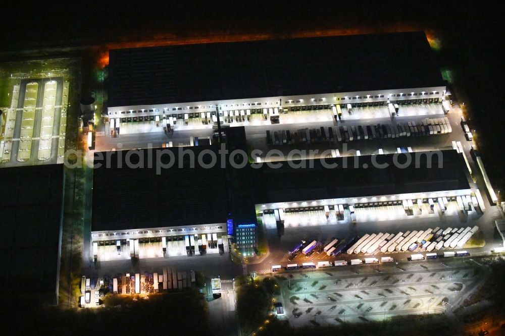 Aerial image at night Hamburg - Night lighting building complex and grounds of the logistics center of Kuehne + Nagel (AG & Co.) KG Beim Schroeofschen Hof in Hamburg, Germany