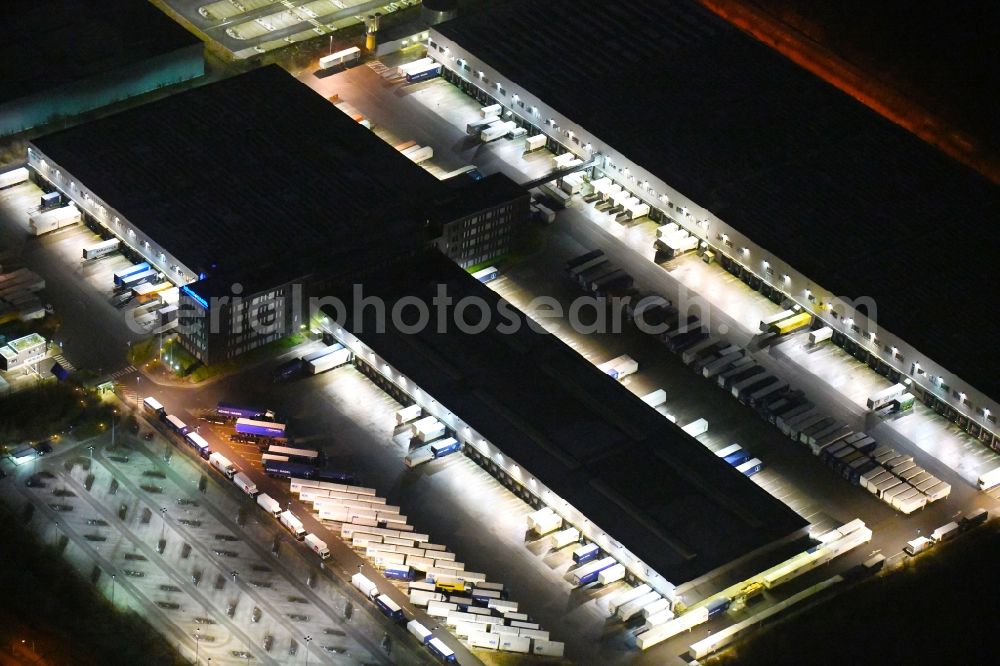 Hamburg at night from the bird perspective: Night lighting building complex and grounds of the logistics center of Kuehne + Nagel (AG & Co.) KG Beim Schroeofschen Hof in Hamburg, Germany