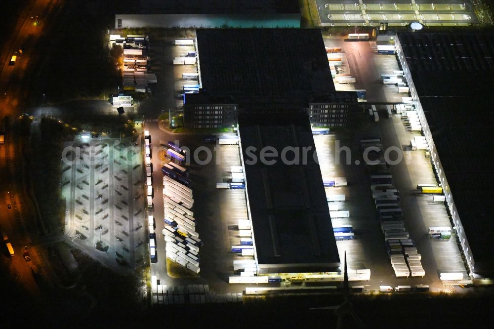 Aerial photograph at night Hamburg - Night lighting building complex and grounds of the logistics center of Kuehne + Nagel (AG & Co.) KG Beim Schroeofschen Hof in Hamburg, Germany