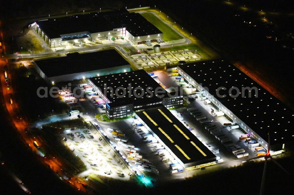 Aerial image at night Hamburg - Night lighting building complex and grounds of the logistics center of Kuehne + Nagel KG Beim Schroeofschen Hof in Hamburg, Germany