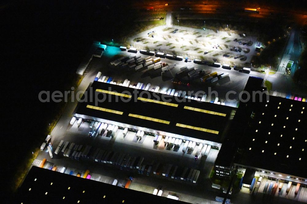 Hamburg at night from the bird perspective: Night lighting building complex and grounds of the logistics center of Kuehne + Nagel KG Beim Schroeofschen Hof in Hamburg, Germany