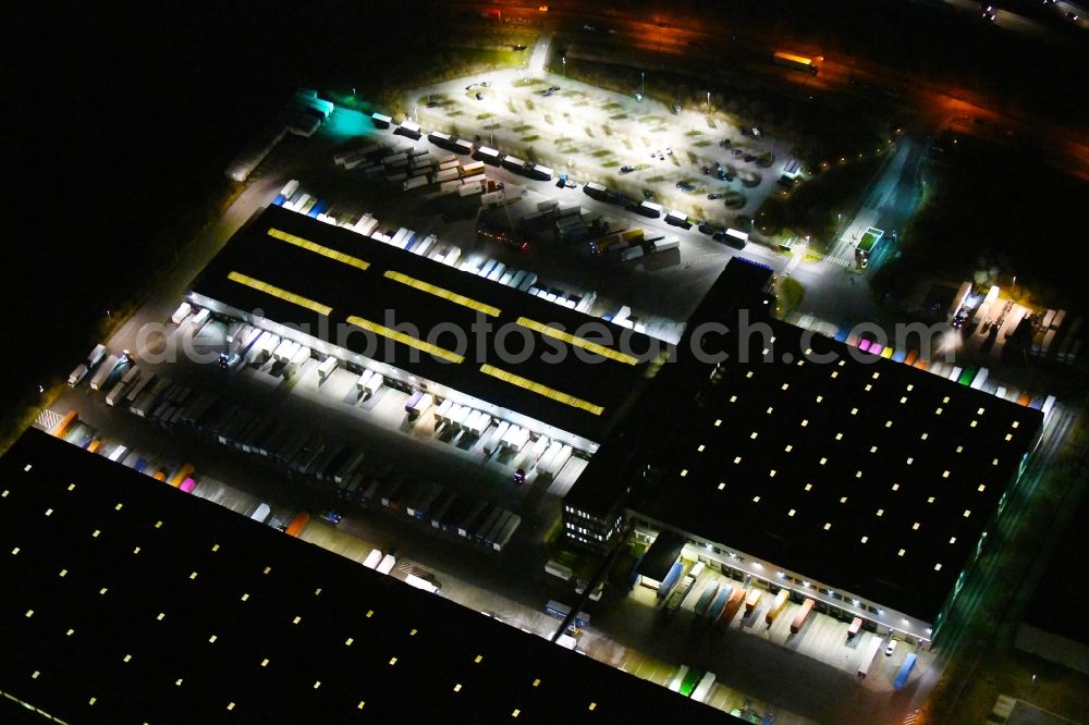 Aerial photograph at night Hamburg - Night lighting building complex and grounds of the logistics center of Kuehne + Nagel KG Beim Schroeofschen Hof in Hamburg, Germany