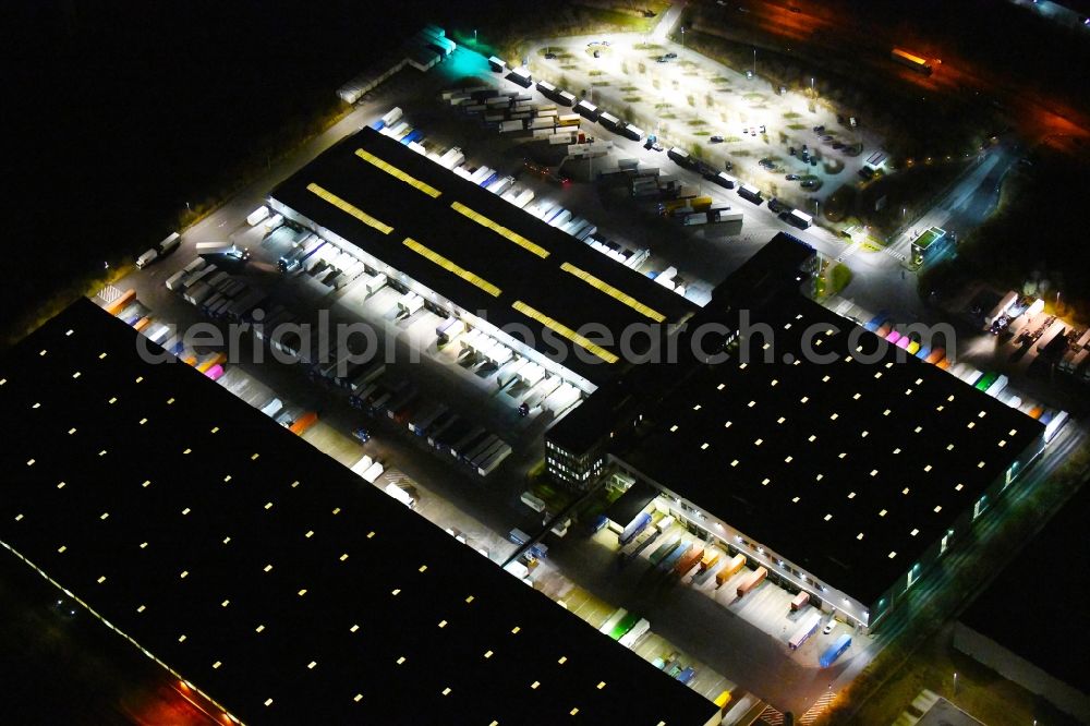 Aerial image at night Hamburg - Night lighting building complex and grounds of the logistics center of Kuehne + Nagel KG Beim Schroeofschen Hof in Hamburg, Germany