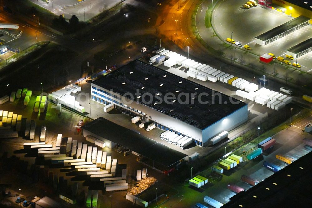 Hamburg at night from the bird perspective: Night lighting building complex and grounds of the logistics center of Logwin Solutions Network GmbH on Rungedonm in Hamburg, Germany