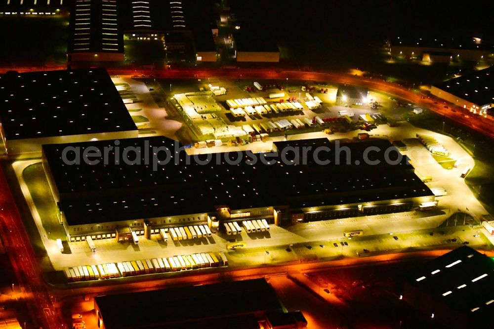 Aerial photograph at night Wustermark - Night lighting building complex and grounds of the logistics center of NETTO ApS & Co. KG in Wustermark in the state Brandenburg, Germany