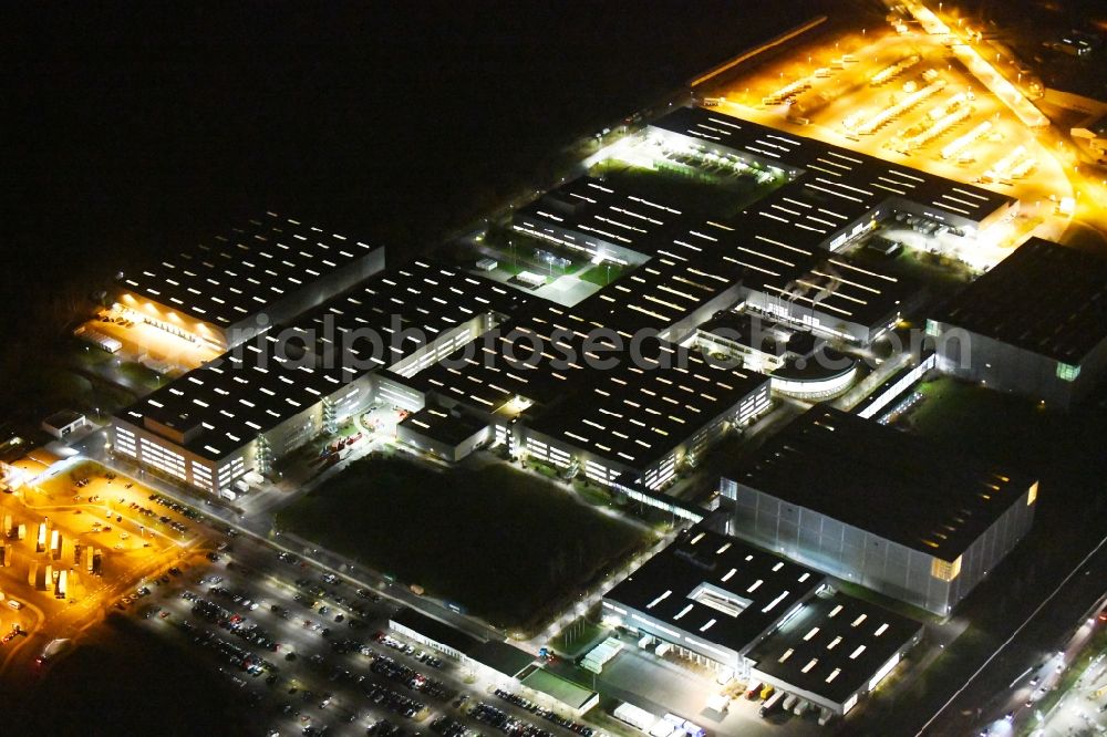 Haldensleben at night from the bird perspective: Night lighting Building complex and grounds of the logistics center - Otto Versandzentrum on Hamburger Strasse in Haldensleben in the state Saxony-Anhalt, Germany