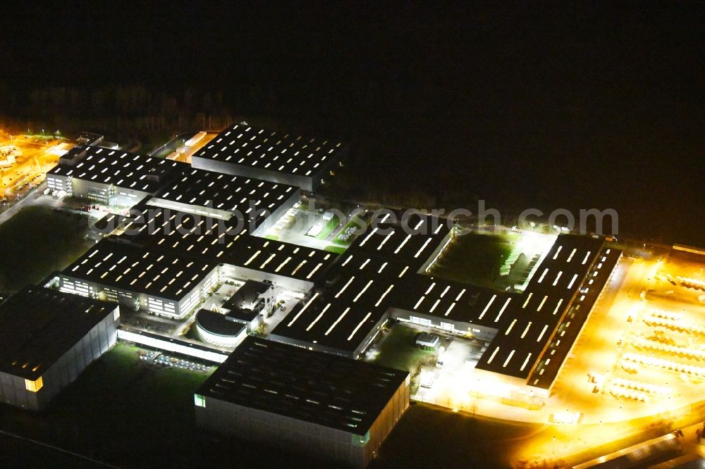 Haldensleben at night from the bird perspective: Night lighting Building complex and grounds of the logistics center - Otto Versandzentrum on Hamburger Strasse in Haldensleben in the state Saxony-Anhalt, Germany