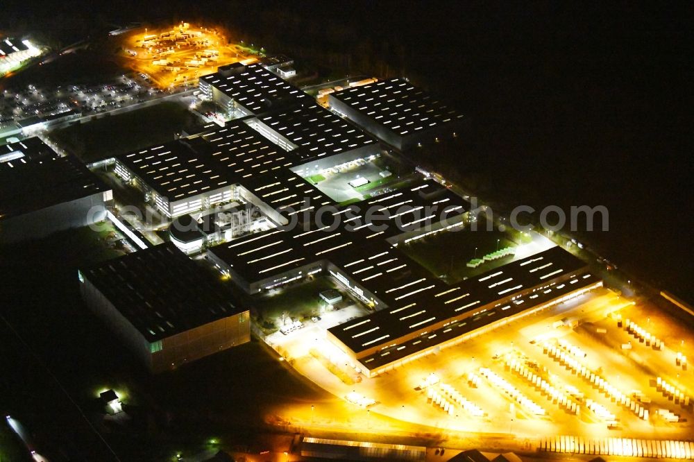 Haldensleben at night from the bird perspective: Night lighting Building complex and grounds of the logistics center - Otto Versandzentrum on Hamburger Strasse in Haldensleben in the state Saxony-Anhalt, Germany