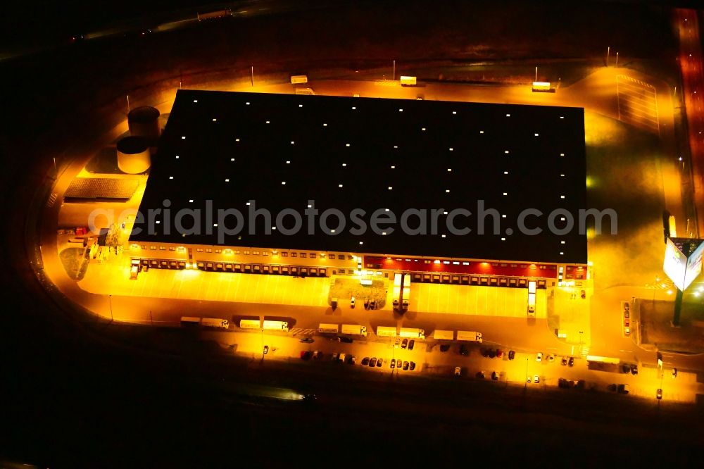 Aerial photograph at night Wustermark - Night lighting building complex and grounds of the logistics center Rossmann Zentrallager Wustermark in Wustermark in the state Brandenburg, Germany