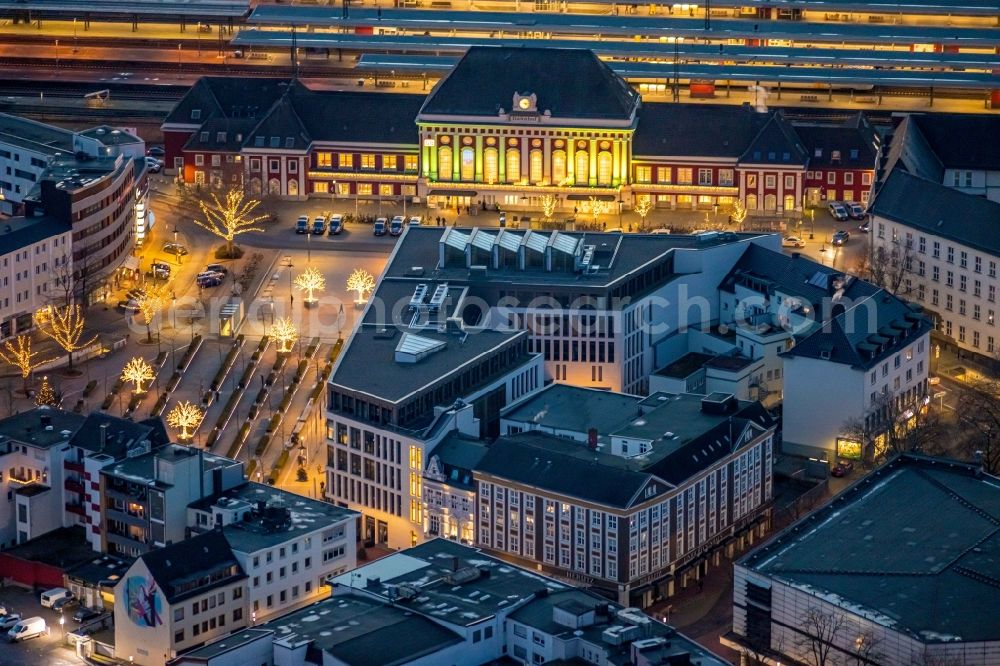 Hamm at night from the bird perspective: Night lighting building complex of the university SRH Hochschule fuer Logistik and Wirtschaft on Platz of Deutschen Einheit in Hamm in the state North Rhine-Westphalia, Germany