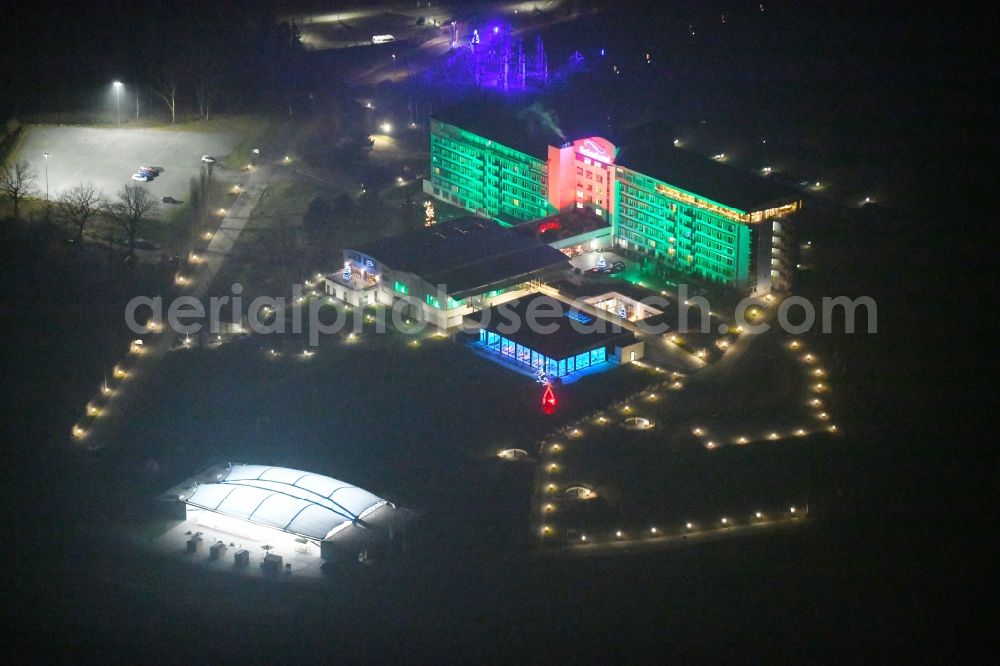 Zeulenroda-Triebes at night from the bird perspective: Night lighting Complex of the hotel building Bio-Seehotel on Bauerfeindallee in Zeulenroda-Triebes in the state Thuringia, Germany