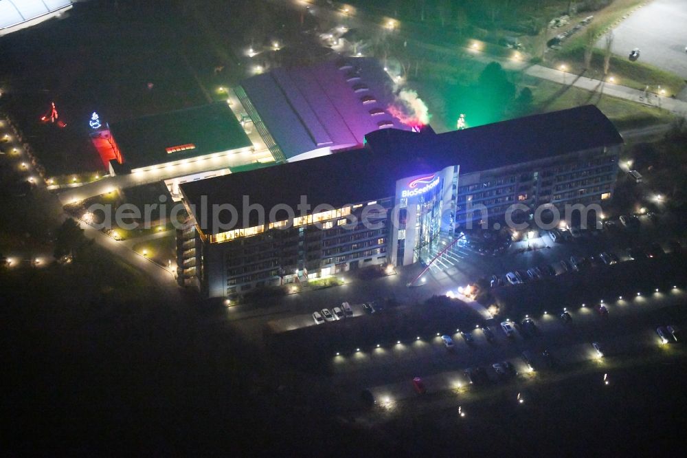 Zeulenroda-Triebes at night from the bird perspective: Night lighting Complex of the hotel building Bio-Seehotel on Bauerfeindallee in Zeulenroda-Triebes in the state Thuringia, Germany