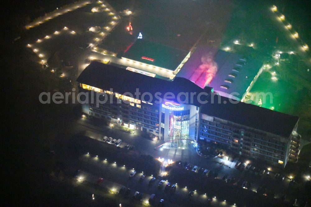 Aerial photograph at night Zeulenroda-Triebes - Night lighting Complex of the hotel building Bio-Seehotel on Bauerfeindallee in Zeulenroda-Triebes in the state Thuringia, Germany