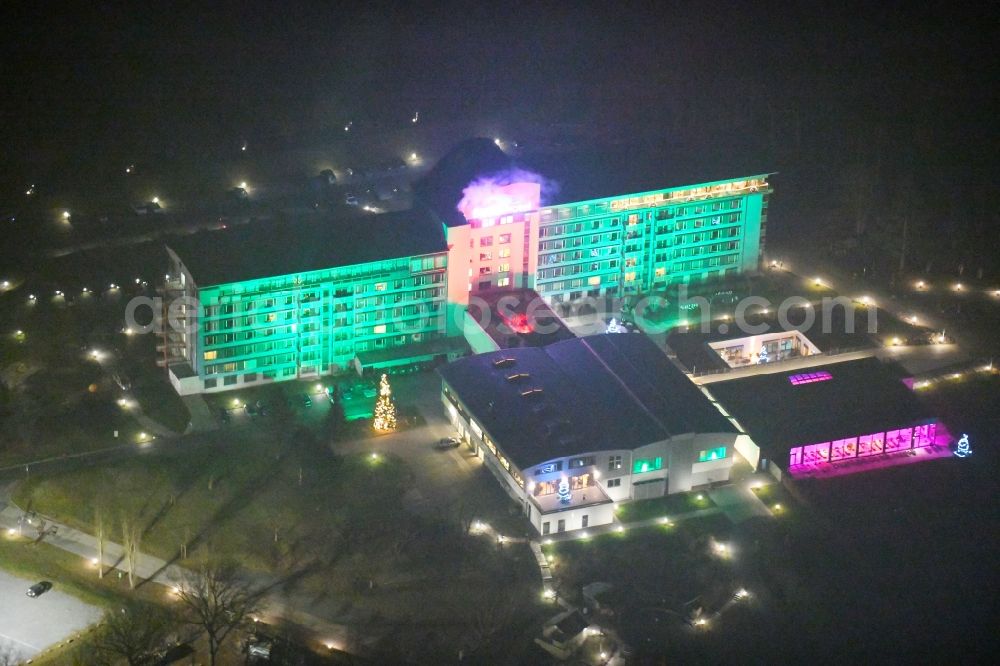 Zeulenroda-Triebes at night from the bird perspective: Night lighting Complex of the hotel building Bio-Seehotel on Bauerfeindallee in Zeulenroda-Triebes in the state Thuringia, Germany