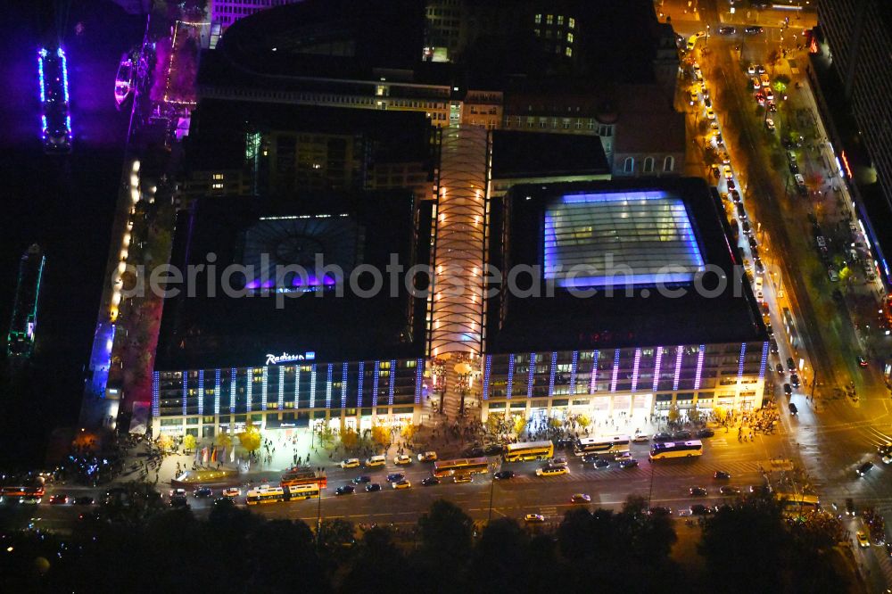 Berlin at night from the bird perspective: Night lighting Complex of the hotel building CityQuartier DomAquaree on Karl-Liebknecht-Strasse in the district Mitte in Berlin, Germany