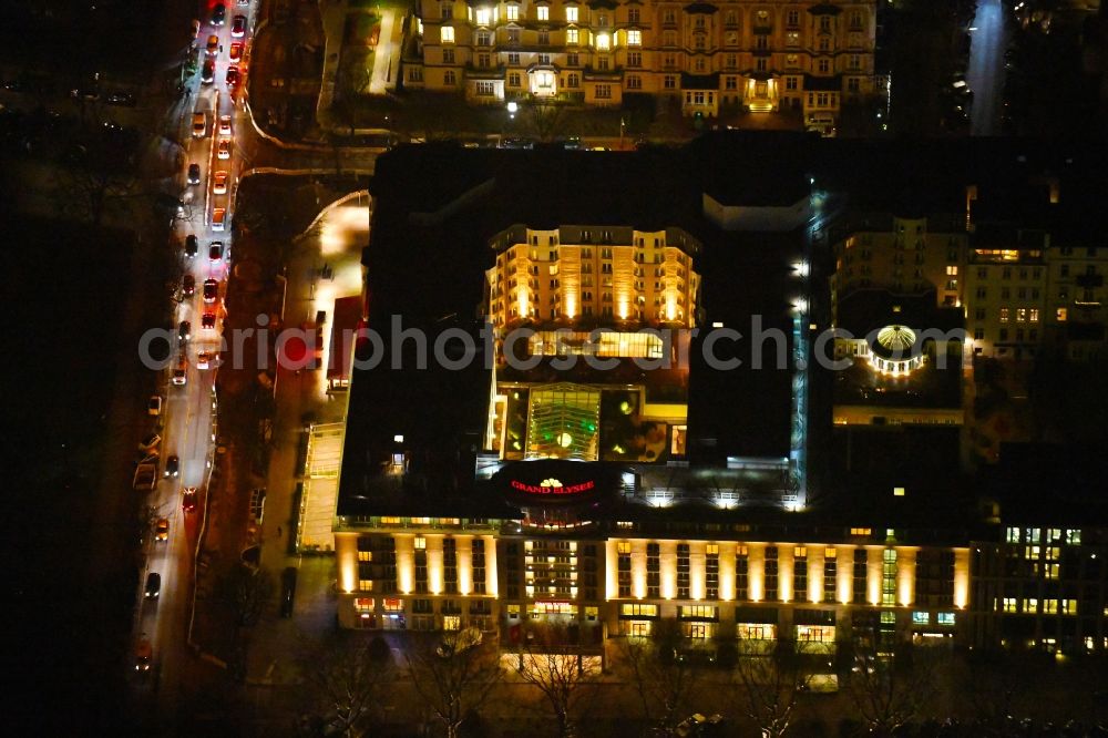 Aerial photograph at night Hamburg - Night lighting complex of the hotel building Grand Elysee Hamburg on Rothenbaumstrasse corner Tesdorpfstrasse in the district Rotherbaum in Hamburg, Germany