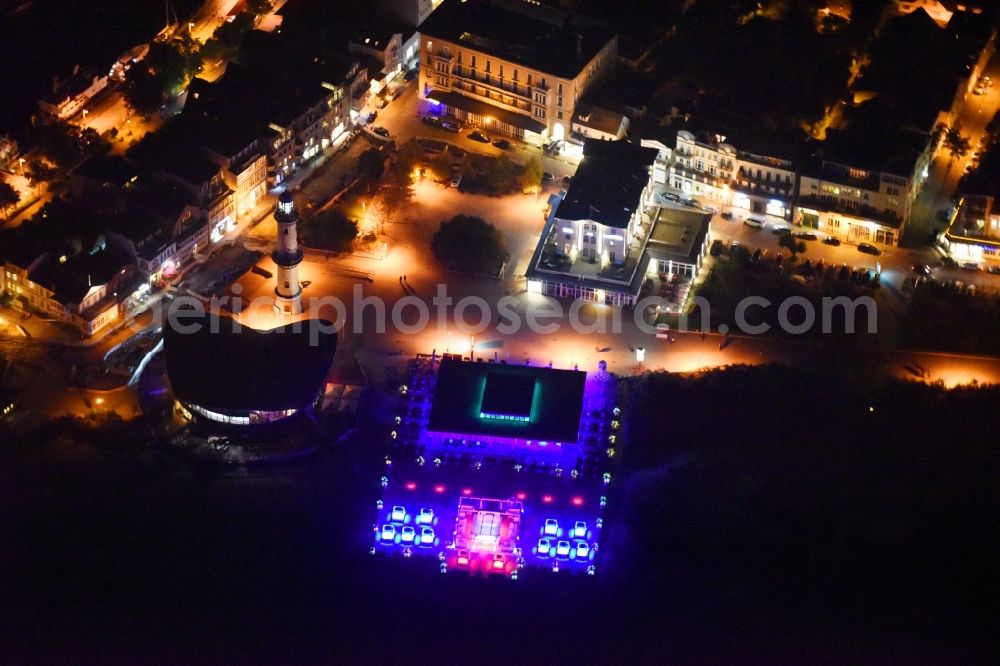 Rostock at night from the bird perspective: Night lighting Complex of the hotel building Hotel Am Leuchtturm in the district Warnemuende in Rostock in the state Mecklenburg - Western Pomerania, Germany