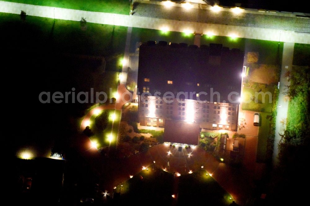 Aerial photograph at night Schwerin - Night lighting Complex of the hotel building Hotel Speicher on Ziegelsee on Speicherstrasse in Schwerin in the state Mecklenburg - Western Pomerania, Germany