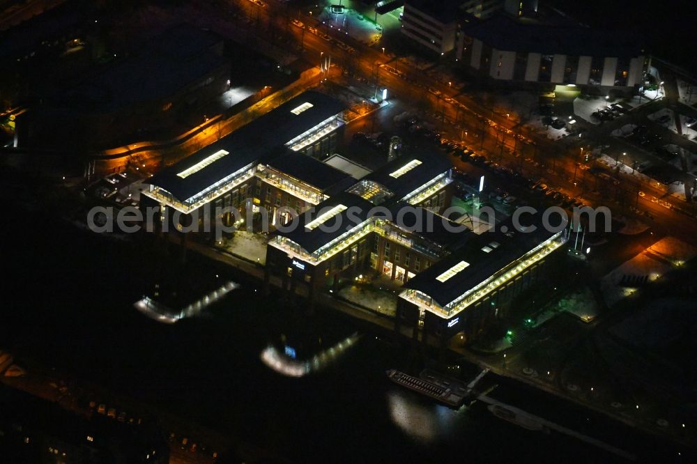 Lübeck at night from the bird perspective: Night lighting complex of the hotel building Radisson Blu Senator Hotel on Luebeck Willy-Brandt-Allee in the district Innenstadt in Luebeck in the state Schleswig-Holstein, Germany