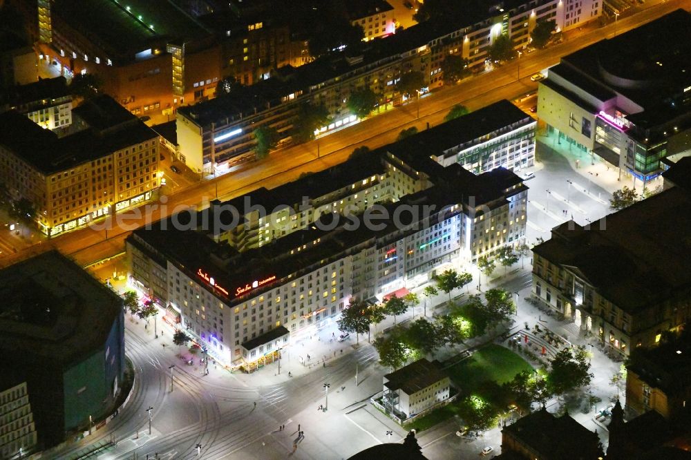 Aerial photograph at night Bremen - Night lighting Complex of the hotel building Star Inn Hotel Premium Bremen Columbus, by Quality on place Bahnhofsplatz in the district Mitte in Bremen, Germany