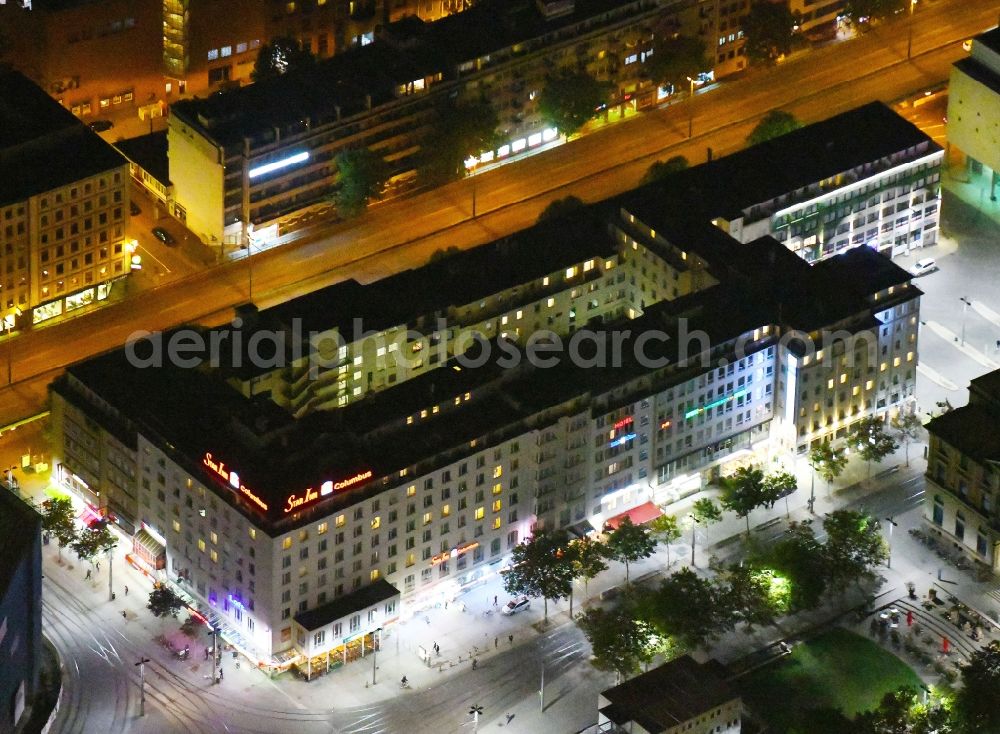 Aerial image at night Bremen - Night lighting Complex of the hotel building Star Inn Hotel Premium Bremen Columbus, by Quality on place Bahnhofsplatz in the district Mitte in Bremen, Germany