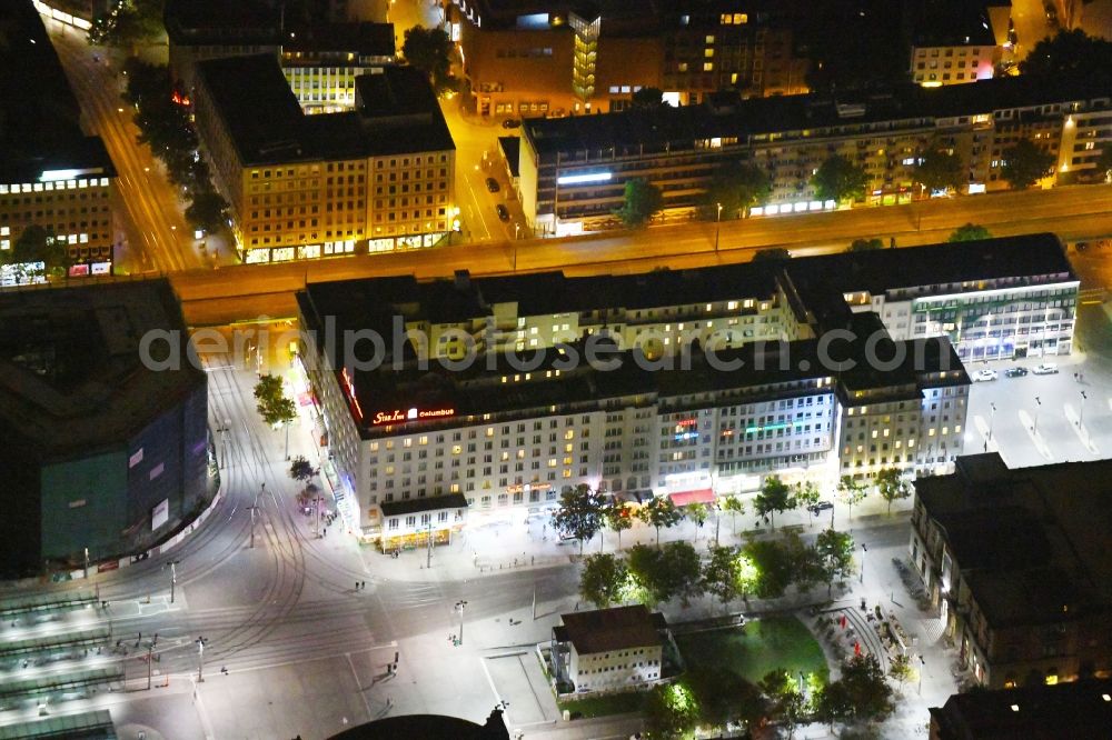 Bremen at night from the bird perspective: Night lighting Complex of the hotel building Star Inn Hotel Premium Bremen Columbus, by Quality on place Bahnhofsplatz in the district Mitte in Bremen, Germany