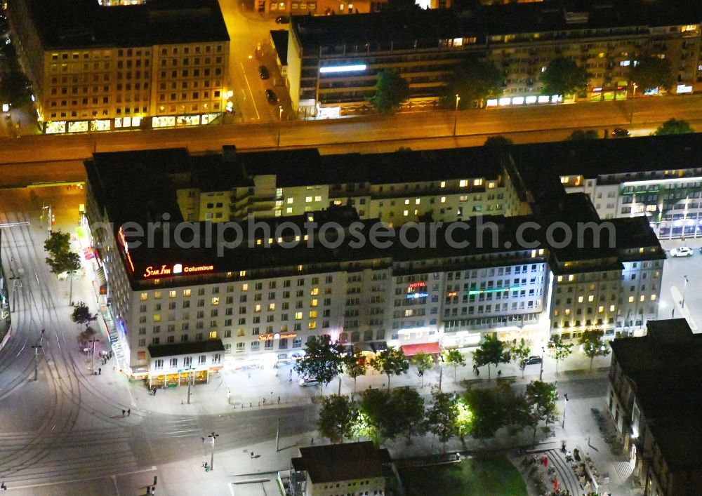 Aerial photograph at night Bremen - Night lighting Complex of the hotel building Star Inn Hotel Premium Bremen Columbus, by Quality on place Bahnhofsplatz in the district Mitte in Bremen, Germany