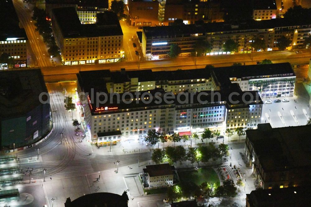 Aerial image at night Bremen - Night lighting Complex of the hotel building Star Inn Hotel Premium Bremen Columbus, by Quality on place Bahnhofsplatz in the district Mitte in Bremen, Germany