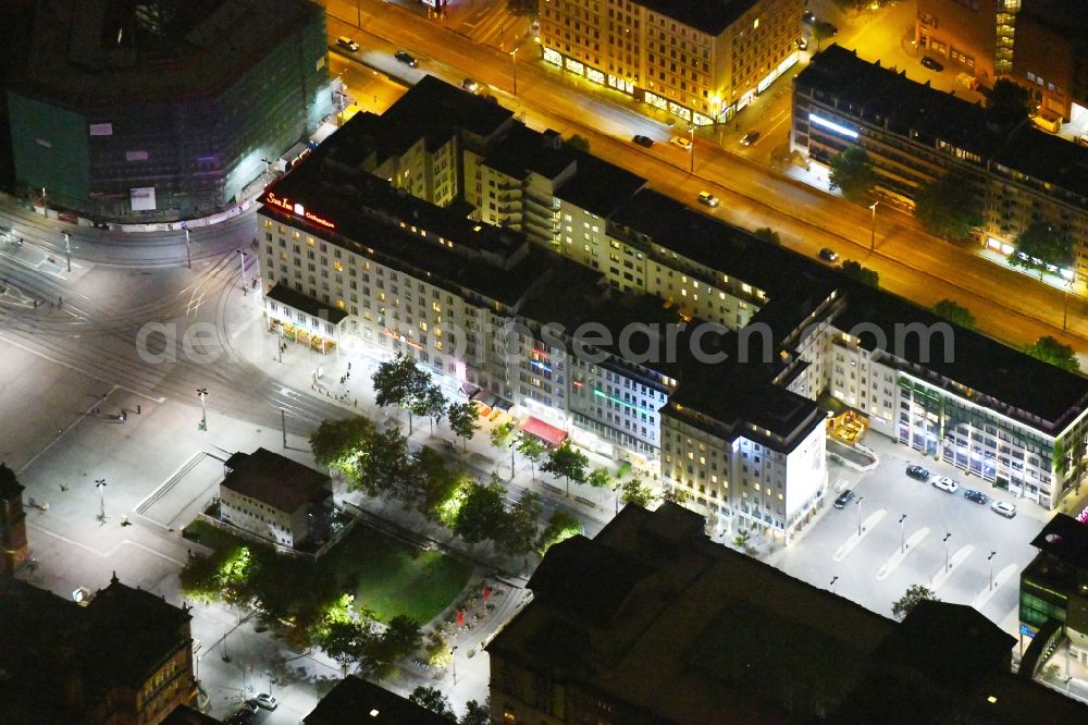 Aerial photograph at night Bremen - Night lighting Complex of the hotel building Star Inn Hotel Premium Bremen Columbus, by Quality on place Bahnhofsplatz in the district Mitte in Bremen, Germany