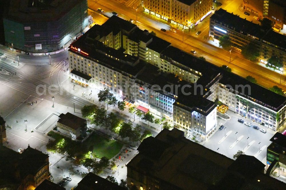 Aerial image at night Bremen - Night lighting Complex of the hotel building Star Inn Hotel Premium Bremen Columbus, by Quality on place Bahnhofsplatz in the district Mitte in Bremen, Germany