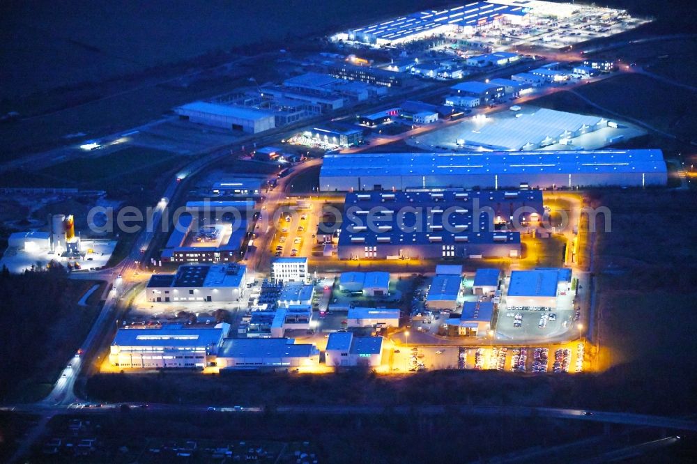 Wolfsburg at night from the bird perspective: Night lighting Building complex of the Institute IAVF - VOLKE Pruefzentrum fuer Verbrennungsmotoren GmbH on Gustav-Hertz-Strasse in the district Vorsfelde in Wolfsburg in the state Lower Saxony, Germany