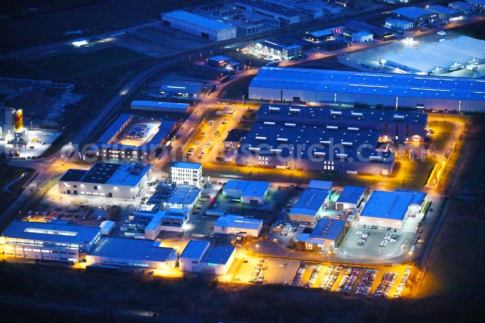 Aerial image at night Wolfsburg - Night lighting Building complex of the Institute IAVF - VOLKE Pruefzentrum fuer Verbrennungsmotoren GmbH on Gustav-Hertz-Strasse in the district Vorsfelde in Wolfsburg in the state Lower Saxony, Germany