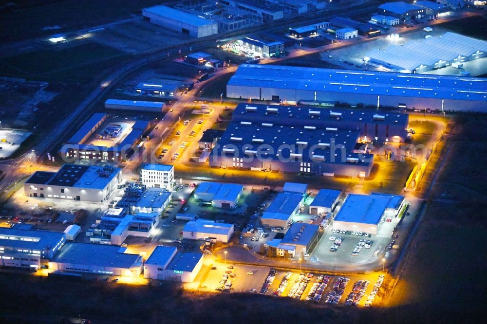 Wolfsburg at night from above - Night lighting Building complex of the Institute IAVF - VOLKE Pruefzentrum fuer Verbrennungsmotoren GmbH on Gustav-Hertz-Strasse in the district Vorsfelde in Wolfsburg in the state Lower Saxony, Germany