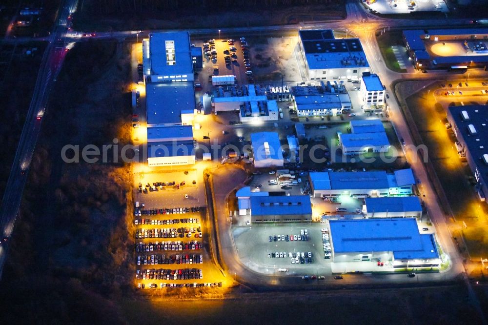 Wolfsburg at night from the bird perspective: Night lighting Building complex of the Institute IAVF - VOLKE Pruefzentrum fuer Verbrennungsmotoren GmbH on Gustav-Hertz-Strasse in the district Vorsfelde in Wolfsburg in the state Lower Saxony, Germany