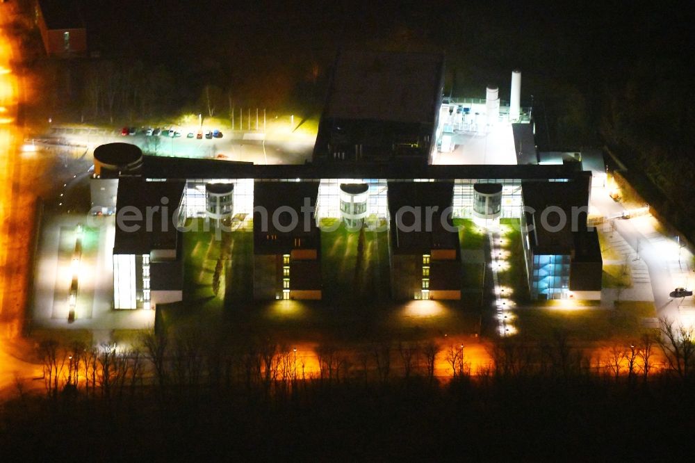 Frankfurt (Oder) at night from the bird perspective: Night lighting Building complex of the Institute IHP GmbH Im Technologiepark in Frankfurt (Oder) in the state Brandenburg, Germany