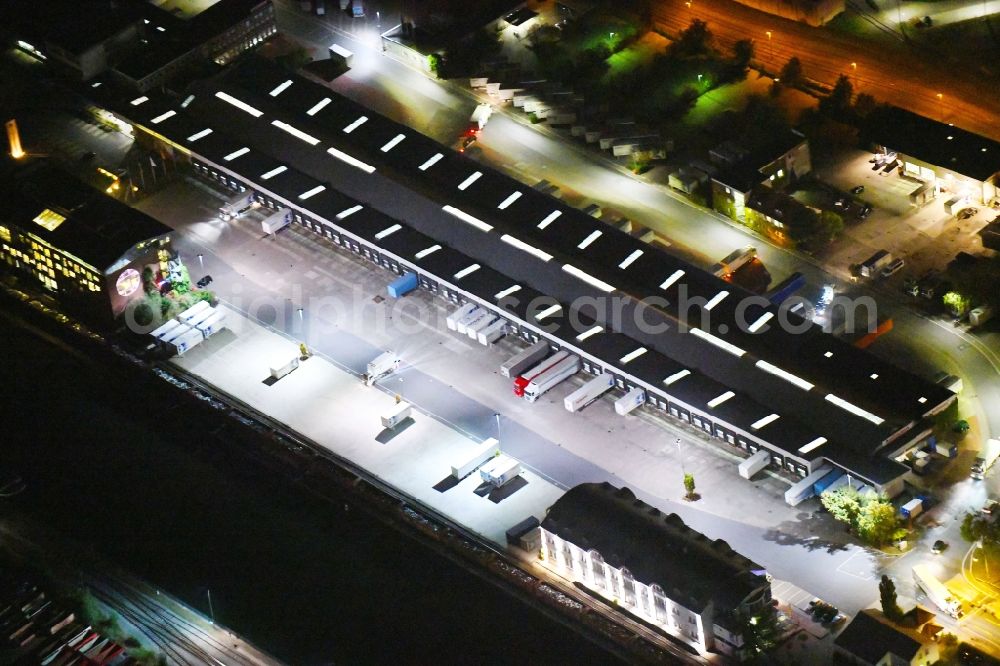 Aerial image at night Osnabrück - Night lighting Building complex and distribution center on the site of Hellmann Worldwide Logistics on Elbestrasse in the district Hafen in Osnabrueck in the state Lower Saxony, Germany