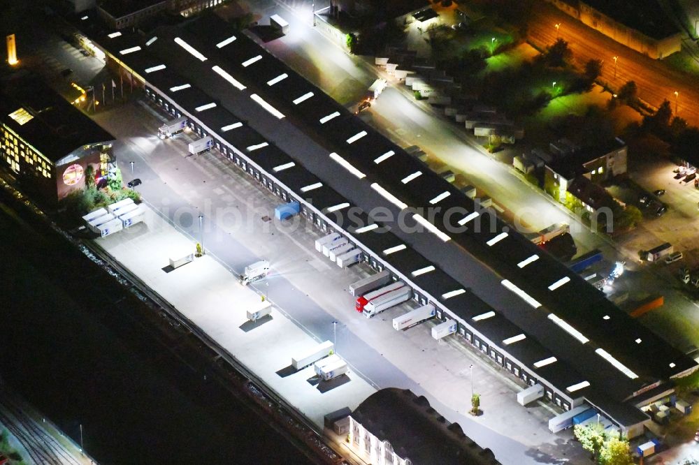 Osnabrück at night from the bird perspective: Night lighting Building complex and distribution center on the site of Hellmann Worldwide Logistics on Elbestrasse in the district Hafen in Osnabrueck in the state Lower Saxony, Germany