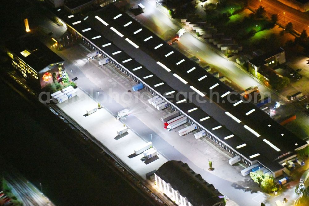 Aerial photograph at night Osnabrück - Night lighting Building complex and distribution center on the site of Hellmann Worldwide Logistics on Elbestrasse in the district Hafen in Osnabrueck in the state Lower Saxony, Germany