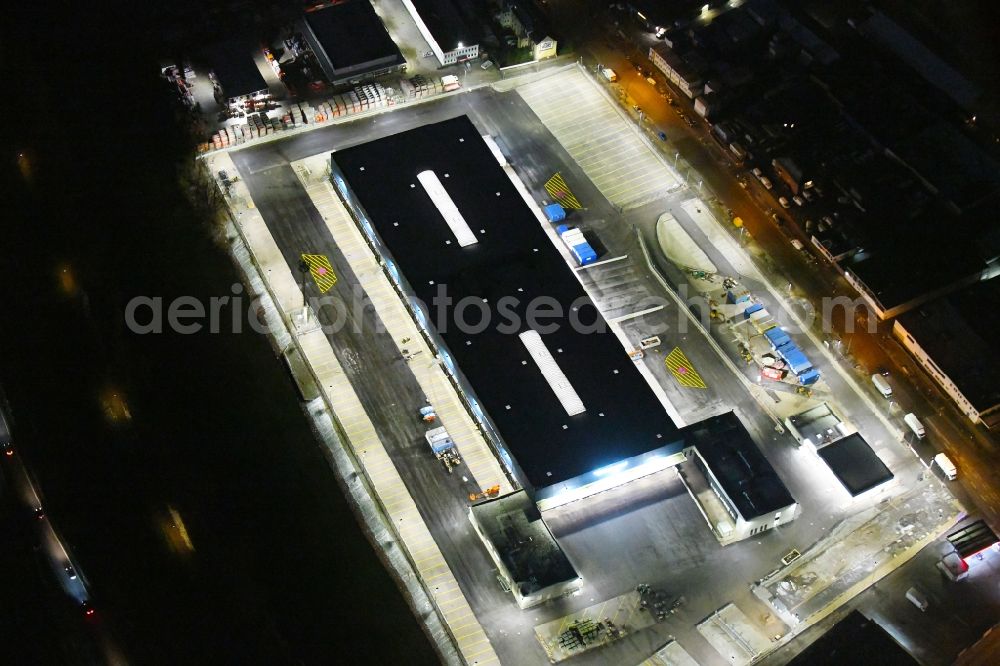 Billbrook at night from the bird perspective: Night lighting building complex and distribution center on the site of Hermes Logistik-Center - ECE on Billbrookdeich in Billbrook in the state Hamburg, Germany