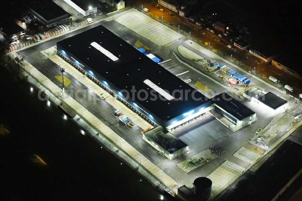 Billbrook at night from the bird perspective: Night lighting building complex and distribution center on the site of Hermes Logistik-Center - ECE on Billbrookdeich in Billbrook in the state Hamburg, Germany