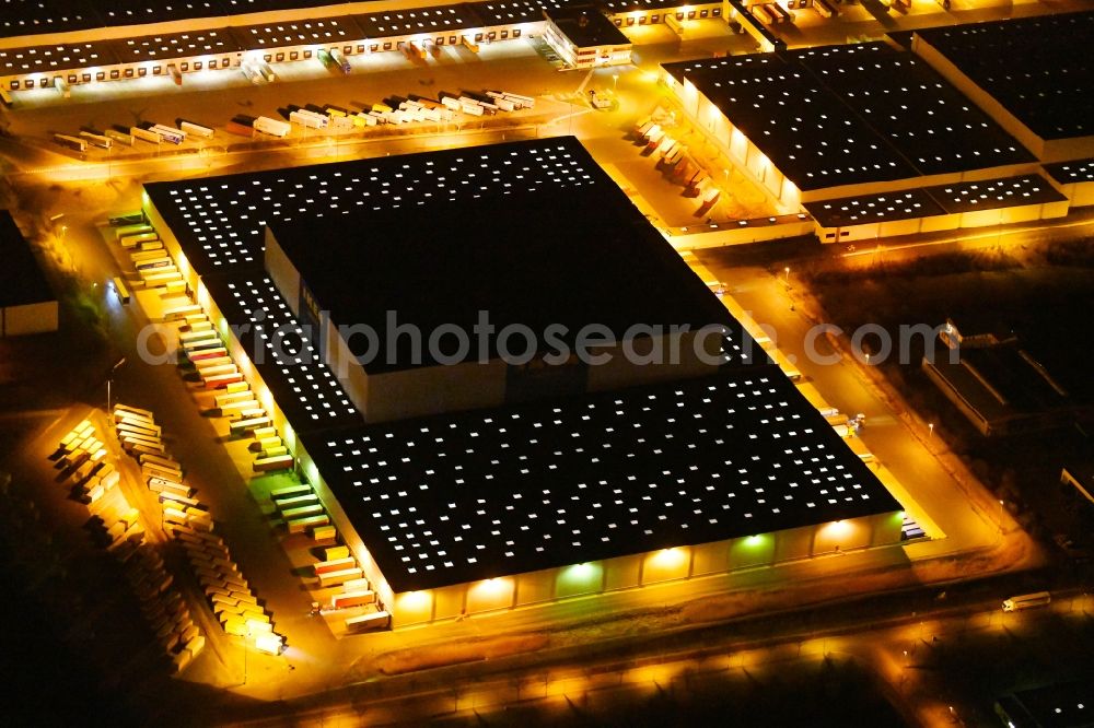 Erfurt at night from the bird perspective: Night lighting Building complex and distribution center on the site of IKEA Zentrallagers In of Langen Else in the district Buessleben in Erfurt in the state Thuringia, Germany