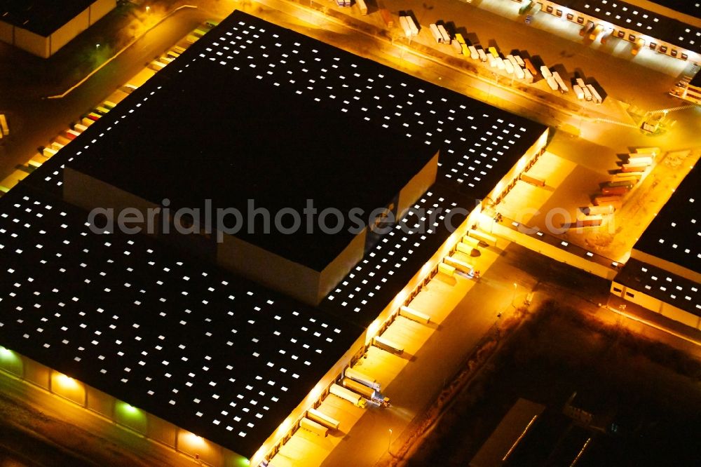 Aerial photograph at night Erfurt - Night lighting Building complex and distribution center on the site of IKEA Zentrallagers In of Langen Else in the district Buessleben in Erfurt in the state Thuringia, Germany