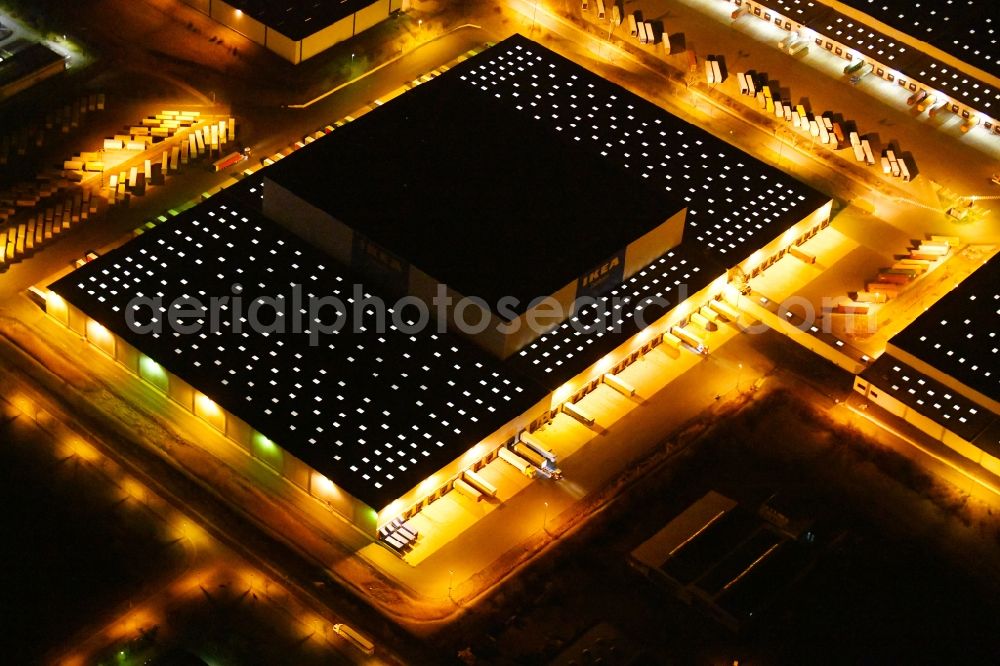 Erfurt at night from the bird perspective: Night lighting Building complex and distribution center on the site of IKEA Zentrallagers In of Langen Else in the district Buessleben in Erfurt in the state Thuringia, Germany