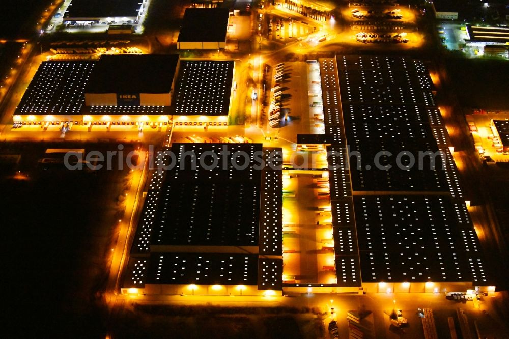 Erfurt at night from the bird perspective: Night lighting Building complex and distribution center on the site of IKEA Zentrallagers In of Langen Else in the district Buessleben in Erfurt in the state Thuringia, Germany