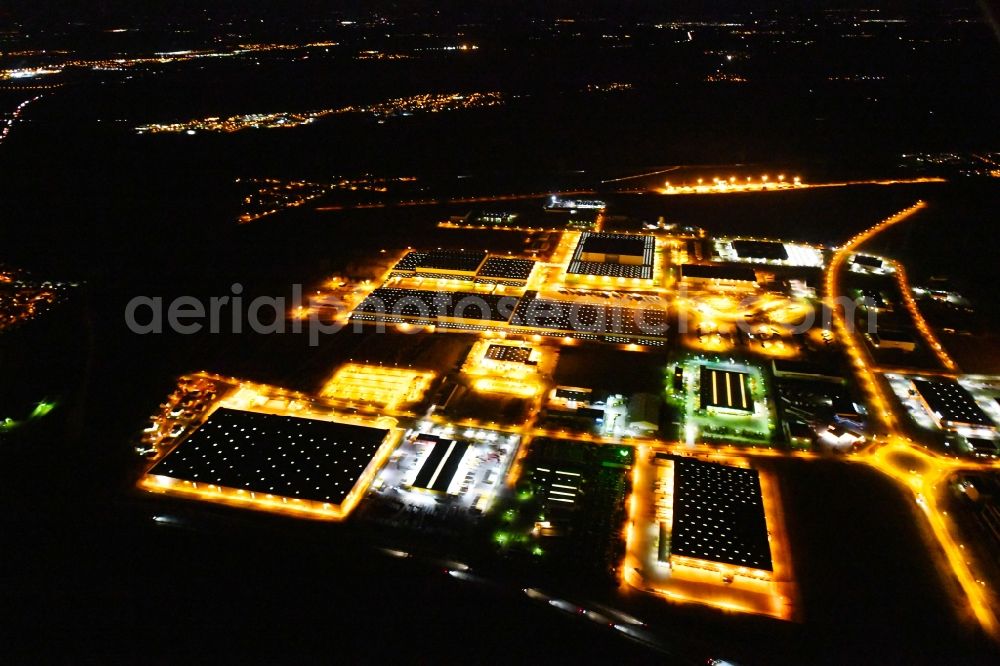 Erfurt at night from the bird perspective: Night lighting Building complex and distribution center on the site of IKEA Zentrallagers In of Langen Else in the district Buessleben in Erfurt in the state Thuringia, Germany