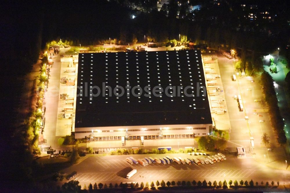 Berlin at night from above - Night view building complex and distribution center on the site der Kaisers Tengelmann an der Ringstrasse in Berlin